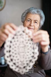 Stolz präsentiert Rosmarie Huser aus Alt St. Johann eines ihrer filigranen kunsthandwerklichen Produkte. (Bild: Benjamin Manser)