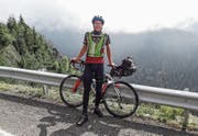 Extremsportler Oliver Bieri posiert auf dem Transfagarasan Highway, einer Hochstrasse in den Transsilvanischen Alpen in Rumänien. (Bild: PD)