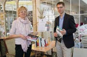 «Mozart»-Gastgeberin Susanne Tobler und Claudius Krucker, Geschäftsführer des Vereins Buchstadt St. Gallen, präsentieren die Buchbox. (Bild: Linda Müntener)