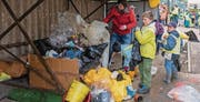 Der Abfall wird vor dem Schulhaus sortiert. (Bild: pd)