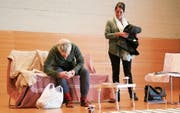 Das Theater Knotenpunkt setzt sich auf der Bühne mit dem Thema Wohnbegleitung auseinander. (Bilder: Ursula Ammann)
