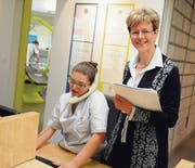 Verena Herzog führt in der Winterthurer Zahnarztpraxis die Angestellten, Lea Wyser (l.) ist in Ausbildung. (Bild: Nana do Carmo)