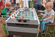 Fussball auf allen Kanälen: Der Aadorfer Nachwuchs versucht sich während des Grümpelturniers am Töggelikasten. (Bild: Kurt Lichtensteiger)