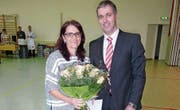 Preisträgerin Iris Oehninger mit Gemeindepräsident Urs Forster beim Neujahrsapéro in der Wielhalle Müllheim. (Bild: Marlies Kunz)