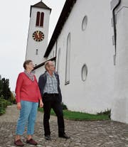Messmerin Annemarie Stäheli und Alois Schwitter, Präsident der Paritätischen Kirchgemeinde, vor ihrem Gotteshaus im Pfyner Städtli. (Bilder: Stefan Hilzinger)