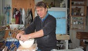 Patrick Kliebens arbeitet gerne mit seinen Händen, auch bei seinen Keramikarbeiten verzichtet er bewusst auf die Unterstützung eines Drehtellers. (Bild: Chris Gilb)