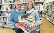 Andrea Marty übergibt Renzo Tollardo ein reichhaltiges und vielfältiges Medienangebot. (Bild: PD/RH)