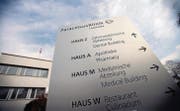 Im Visier der Bundesbehörden: Paracelsus-Klinik in Teufen, Ex-Verwaltungsratspräsident Mike Chan (oben), Chefarzt Thomas Rau. (Bilder: Urs Jaudas/pd)
