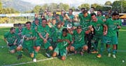 Aufstiegsparty: Nach einer langen Saison durften Spieler und Betreuer des FC Buchs endlich ausgelassen feiern. (Bild: Robert Kucera)