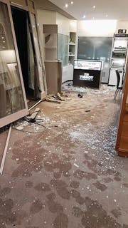 Ein Scherbenhaufen: Einbrecher haben den Ausstellungsraum der Bijouterie Schär zerstört. (Bild: pd)