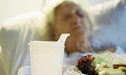 Der Geruchssinn schwindet, nichts schmeckt mehr. Dass man den Appetit verliert, gehört zum Sterben dazu. (Bild: C. Meier/Key)
