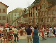 Ein Bild für das Bürgerarchiv: Das brennende Haus von Fritz Fuss an der Rathausstrasse 12. (Bild: Fotograf unbekannt (Weinfelden, 30. Juli 1978))