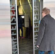 Die Erfahrungen der Raiffeisenbank Werdenberg am Standort Buchs nach drei Jahren ohne Ein- und Auszahlungsschalter sind «weitgehend gut», sagt Bankleiter Sandro Uhlmann. (Bild: Thomas Schwizer)