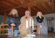 Die Initianten der Theatermühle im Theaterraum in der ehemaligen Futtermühle: Adriana Schneider, Carlos Greull und Daniela Nyffenegger. (Bild: Margrith Pfister-Kübler)