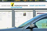 Auf dem Anschlagbrett wird Romanshorn noch als Gemeinde mit dem alten Label «Stadt am Wasser» bezeichnet. (Bild: Reto Martin)