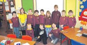 Die Schuluniform ist freiwillig, wird aber von den meisten Schülern getragen. Auch von Nanouk und Maleah Milsom (3. und 4. von rechts, stehend) (Bild: pd)