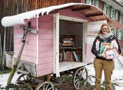 Delila Müller vor ihrem Bücherwägeli «s‘Rösli». (Bild: Maya Heizmann)
