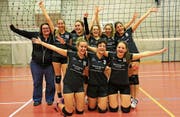Die Werdana-Spielerinnen und Trainerin Esther Engler bejubeln den verdienten Wiederaufstieg in die 3. Liga. (Bild: Robert Kucera)