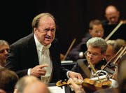 ZUM TOD DES OESTERREICHISCHEN DIRIGENTEN NIKOLAS HARNONCOURT STELLEN WIR IHNEN AM SONNTAG, 6. MAERZ 2016, FOLGENDES ARCHIVBILD ZUR VERFUEGUNG - Austrian conductor Nikolaus Harnoncourt conducts the Vienna philharmonic Orchestra, during the Lucerne Festival, Saturday, September 6, 2006 in the Concert Hall of the Culture and Congresscenter KKL in Lucerne, Switzerland. (KEYSTONE/ Sigi Tischler) (Bild: SIGI TISCHLER (KEYSTONE))