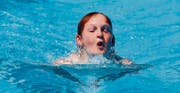 Kinder in der Bodenseeregion sollten sich früh an das Wasser gewöhnen. In der Schule erhalten die Primarschüler Schwimmunterricht. (Bild: Rudolf Hirtl)