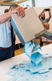 Die Stimmen werden ausgezählt. (Bild: Jean-Christophe Bott/KEY)