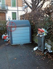 Überquillende Abfallkübel am Curtiplatz, Möbel und anderer Unrat am Strassenrand: Für illegal entsorgten Abfall müssen die Gemeinden aufkommen. (Bilder: Gieri Battaglia/PD)