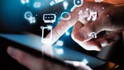 Das Handy ist für viele Menschen ein Begleiter, ohne den der Alltag fast nicht mehr bewältigt werden kann. (Bild: Depositphotos/peshkova)