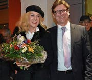 Glücklich und gewählt: Thomas Auer mit seiner Ehefrau Isabelle nach der Bekanntgabe der Resultate. (Bild: Thomas Güntert)