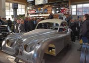 Markus Tanner (hinten, leicht erhöht), Gründer der Classic Car Connection, haucht zusammen mit seinen Mitarbeitern britischen Klassikern neues Leben ein.