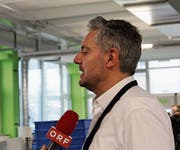 Die Toggenburger Berlinger AG im Fokus: CEO Andrea Berlinger und Mediensprecher Hans Klaus geben bei einem Firmenrundgang Auskunft. Das alles beherrschende Thema: das Flaschen-Set rechts unten. (Bilder: Fabienne Engbers, Gian Ehrenzeller/KEY)