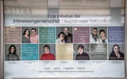 In einem Schaufenster an der Hauptstrasse präsentiert die Kerngruppe der Interessengemeinschaft ihre Anliegen. (Bild: Jil Lohse)
