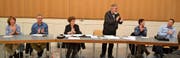 Der Schulrat ist vom Ergebnis überwältigt: Jenny Lantwing, Jakob Rüegg, Nicole Fici (Schulverwaltung), Präsident Josef Rütsche, Maria Bolt und Michael Bolt (v.l.). (Bilder: Peter Jenni)