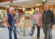 Künstler Ueli Blaser vor seinem Werk «Weltkugel» und die Geschwister Maya und Heini Gubler. (Bild: Margrith Pfister-Kübler)