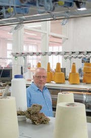 Rolf Traxler hat vor zehn Jahren seinen Maschinenpark erneuert. (Bild: ken)