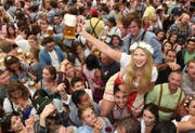 Am Oktoberfest ist München in Feierlaune. (Bild: FELIX HOERHAGER (EPA DPA))