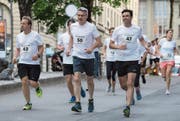 Die Nationalräte Matthias Aebischer (SP/BE, rechts) und Pirmin Schwander (SVP/SZ, Mitte) nehmen am Parlamentarierlauf Parlamotion teil. (Bild: Peter Schneider/Keystone (Bern, 15. Juni 2017))