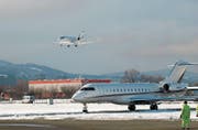 Während des WEF herrscht Hochbetrieb am Flughafen Altenrhein. Die Gäste werden von dort nach Davos gefahren. (Bild: Jürgen Schelling)