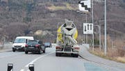 Die Rheinbrücke Sevelen–Vaduz wird während der Stosszeiten am Morgen und Abend zum Nadelöhr. (Bild: Hanspeter Thurnherr)