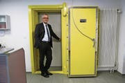 Der Bankleiter erlaubt den Eintritt in den Tresorraum. (Bild: Christina Vaccaro)