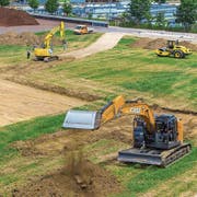Baggern für Motocrosspiste (Bild: PD/Robert Sdovc)