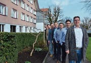 Der Verein Frischloft mit Präsident Daniel Müller (vorne). Dahinter folgen Simon Fuchs, Thomas Fuchs, Christoph Frick, Marcel Hautle, Stefan Manser und Ralf Schindel. Das Coworking-Space findet sich im Haus mit den rosa Schindeln, dahinter die Appenzeller KB. (Bild: Roger Fuchs)