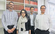 Das Team der ME Advocat Rechtsanwälte am Herisauer Hauptsitz an der Poststrasse 1: Rechtsanwalt Dominik Sennhauser, Sekretärin Lauren Latino, Nationalrat und Rechtsanwalt Andrea Caroni und Partner Felix Ludwig. (Bild: mge)
