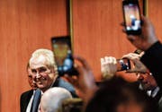 Der wiedergewählte tschechische Präsident Miloš Zeman nach der Bekanntgabe der Wahlergebnisse am Samstag in Prag. (Bild: Filip Singer/EPA)