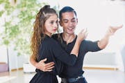 Geschmeidige Bewegungen eines fokussierten Tanzpaars: Lisa Bachmann und Stefan Spirig in ihrem Trainingslokal. (Bild: Donato Caspari)