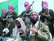 Siegesgewisser Sheikh Masoor, Chef der Al-Sahbaab-Miliz an einer Pressekonferenz vor Mogadiscio.