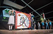 Ein Höhepunkt der dreitägigen Festivitäten war das Entrollen der neuen Fahne des Turnvereins Güttingen. (Bild: Reto Martin)