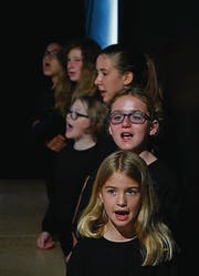 Sommerer Mädchen der Unter- und Mittelstufe singen konzentriert. (Bild: Manuel Nagel)