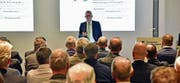 Horst Wurm, IT-Leiter der Thurgauer Kantonalbank, spricht vor den KMU-Vertretern über Gefahren im Internet. (Bild: Mario Testa)