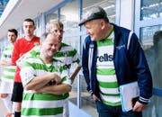Trainer Yannick Cavallin (re.) im Gespräch mit seinen Spielern. (Bild: SRF)