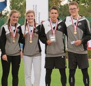 Mara Keller, Jana Nüesch, Fabio Bühler und Sven Scheu (von links) siegten im Schweizer Final LMM in Riehen (Bild: . Bild: pd)